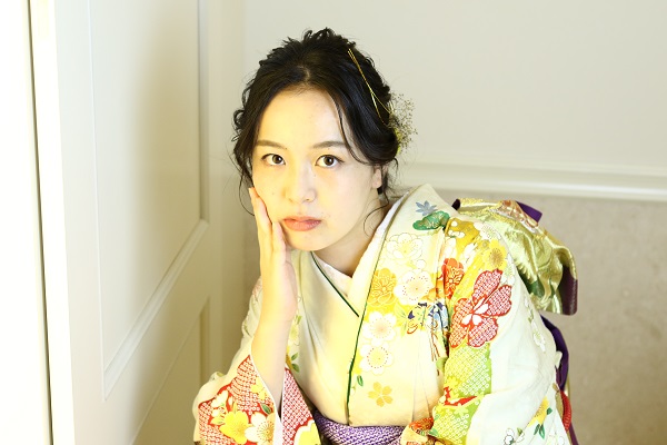 白色・ベージュの振袖　日本の伝統色で考える色合わせで成人式をセンス良く！