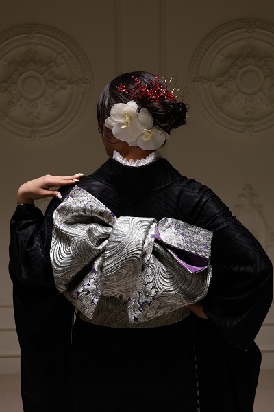 成人式前撮り 黒振袖帯
帯結び 髪飾り 生花